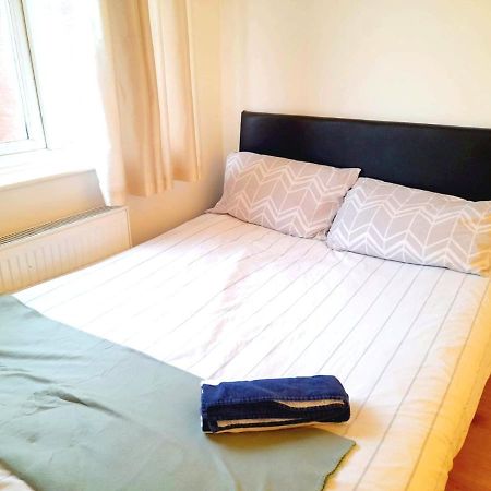 6 Bed House 3 Bathrooms Good Transport Links To London, Free Parking Exterior foto