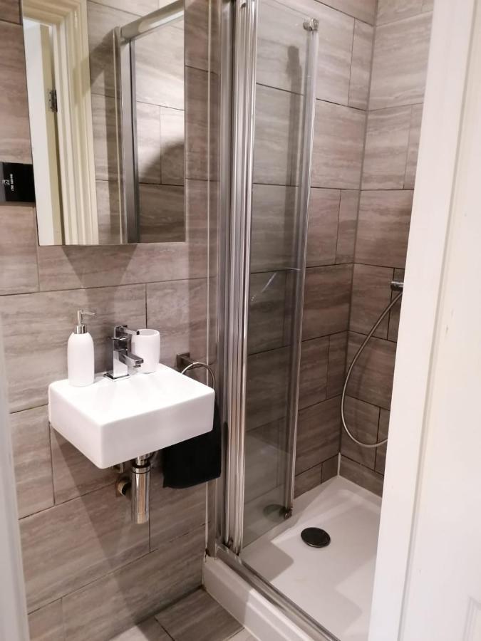 6 Bed House 3 Bathrooms Good Transport Links To London, Free Parking Exterior foto