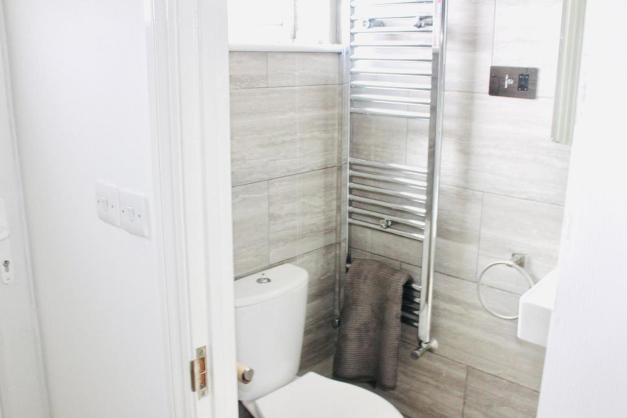 6 Bed House 3 Bathrooms Good Transport Links To London, Free Parking Exterior foto