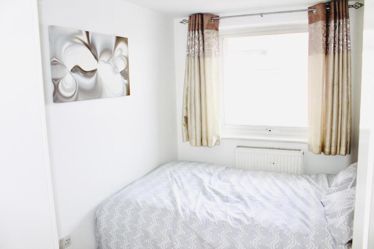 6 Bed House 3 Bathrooms Good Transport Links To London, Free Parking Exterior foto