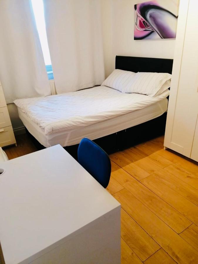 6 Bed House 3 Bathrooms Good Transport Links To London, Free Parking Exterior foto