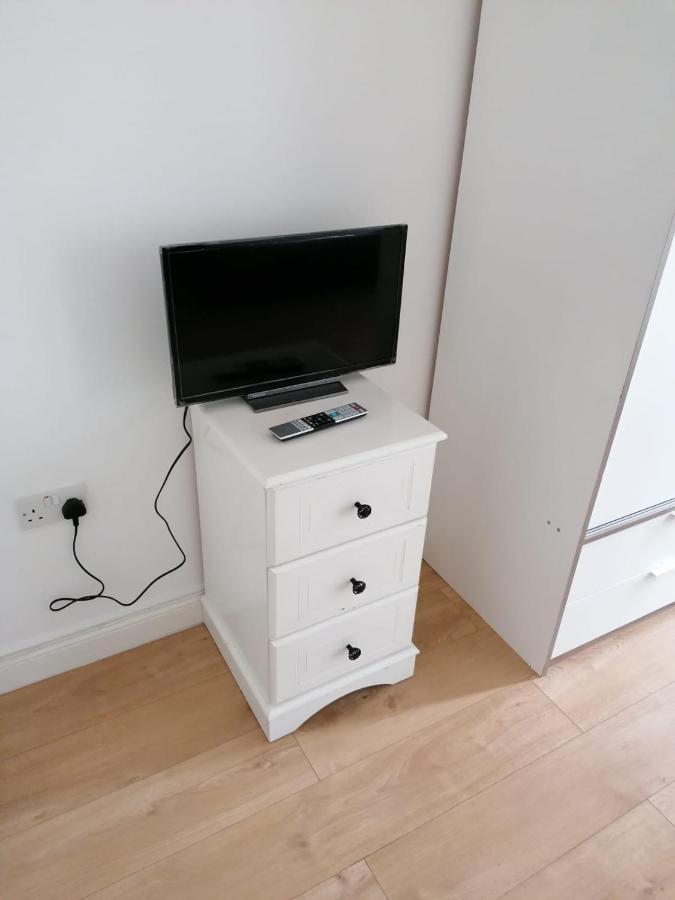 6 Bed House 3 Bathrooms Good Transport Links To London, Free Parking Exterior foto