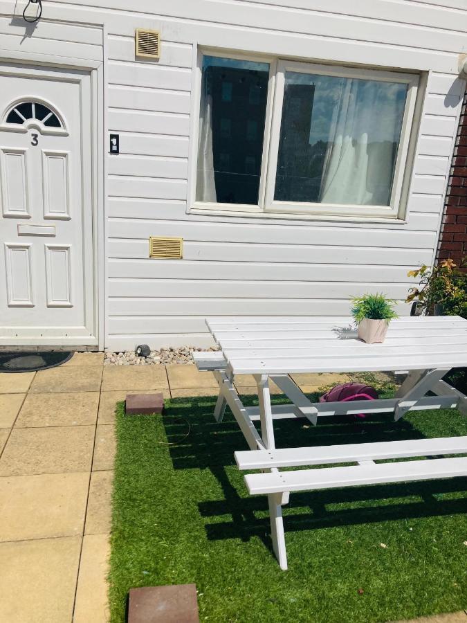 6 Bed House 3 Bathrooms Good Transport Links To London, Free Parking Exterior foto