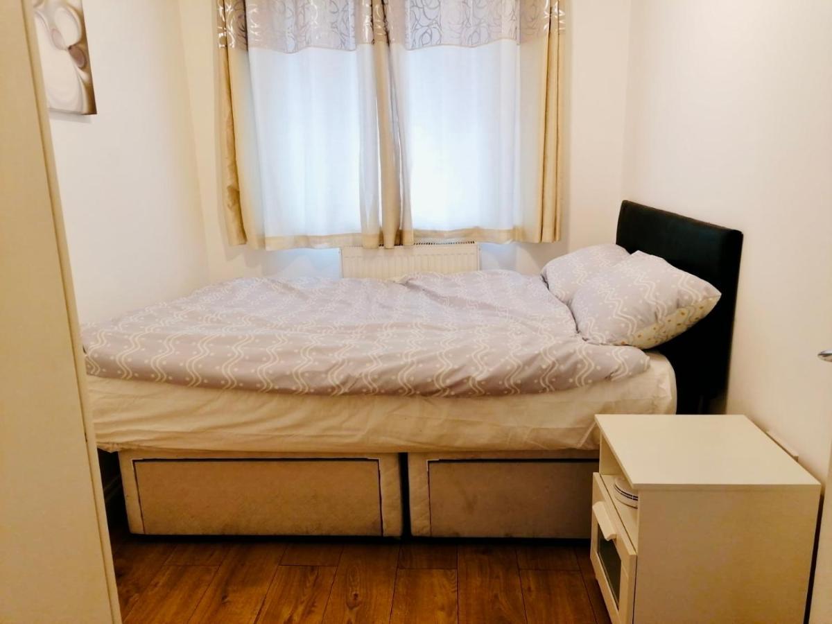 6 Bed House 3 Bathrooms Good Transport Links To London, Free Parking Exterior foto