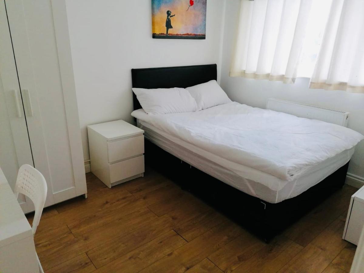 6 Bed House 3 Bathrooms Good Transport Links To London, Free Parking Exterior foto